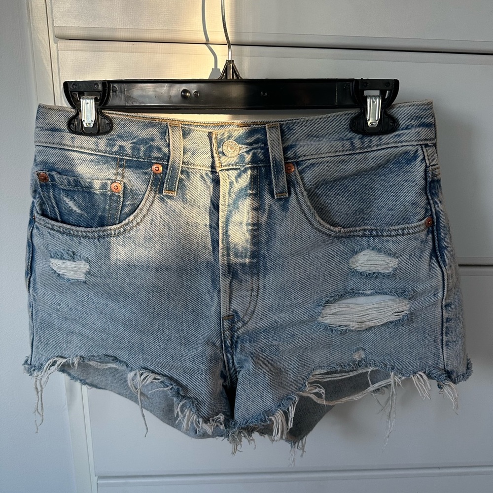 Barely worn Levi’s 501 Jean shorts Size 26